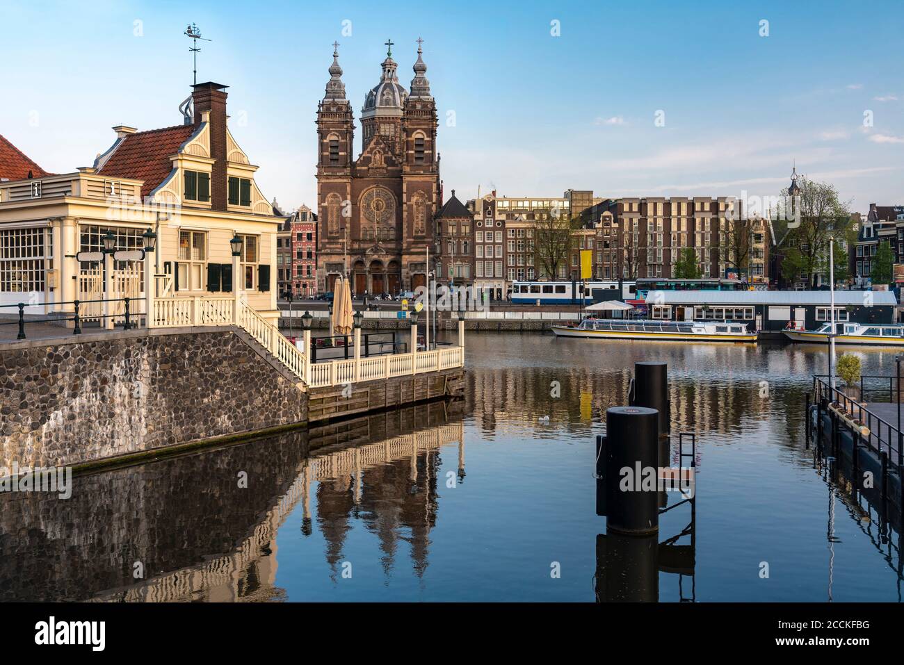 Paesi Bassi, Olanda del Nord, Amsterdam, canale cittadino con la Basilica di San Nicola sullo sfondo Foto Stock