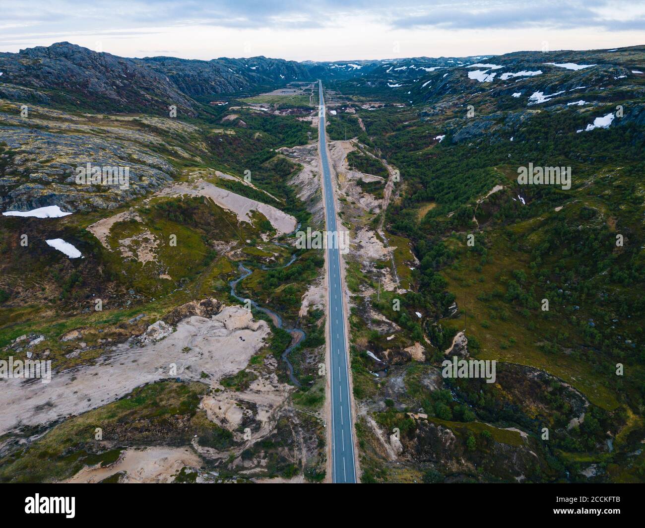 Russia, Oblast di Murmansk, Teriberka, veduta aerea della strada asfaltata diritta attraverso il paesaggio montuoso Foto Stock