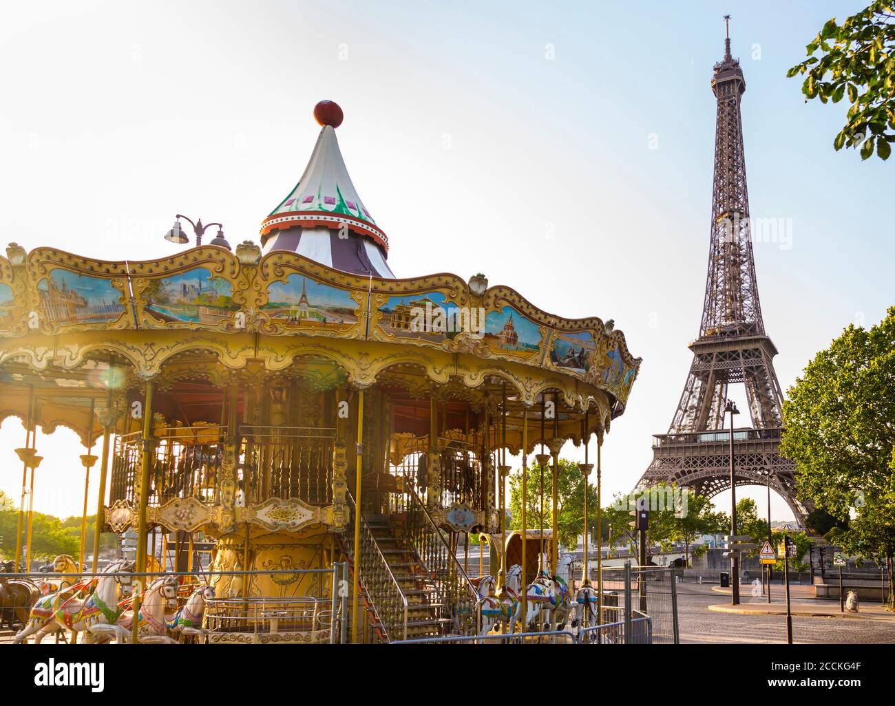 Giostra e Torre Eiffel contro il cielo limpido durante l'alba, Parigi, Francia Foto Stock