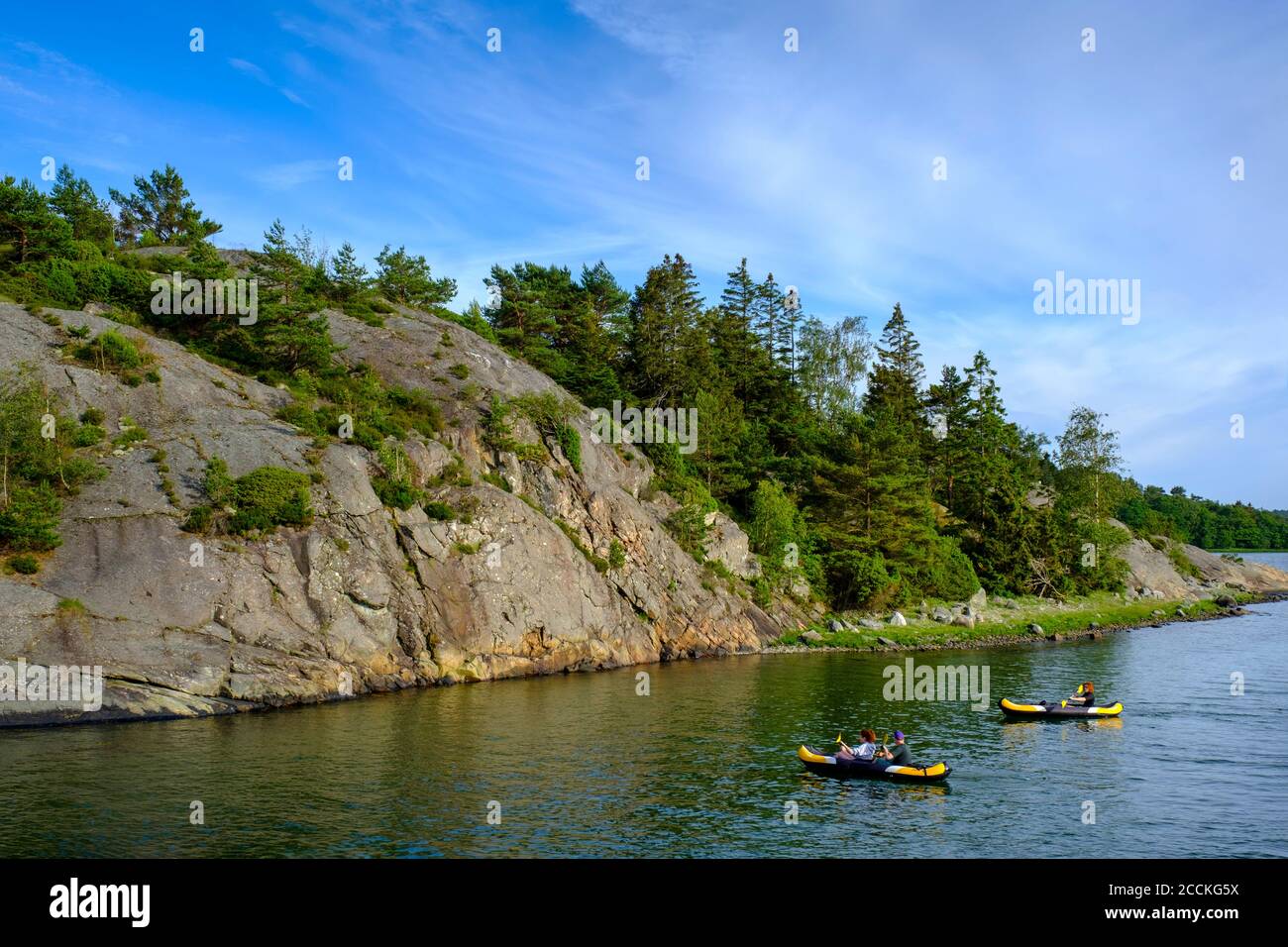 Svezia, Vastra Gotaland County, Kirkesund, persone in kayak lungo la costa dell'isola di Lilla Askeron Foto Stock