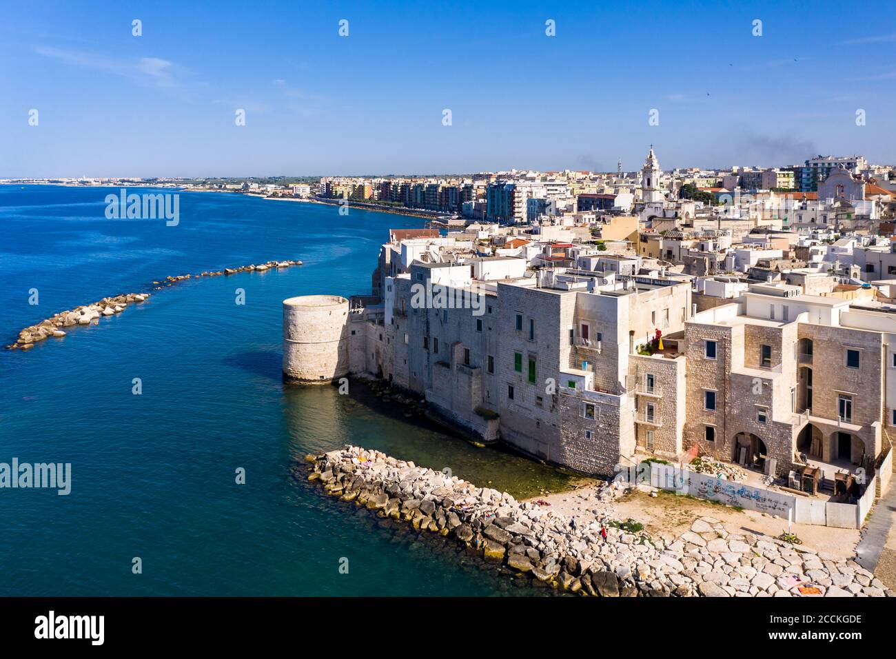 Italia, Provincia di Bari, Molfetta, Drone vista del centro storico  mediterraneo in estate Foto stock - Alamy