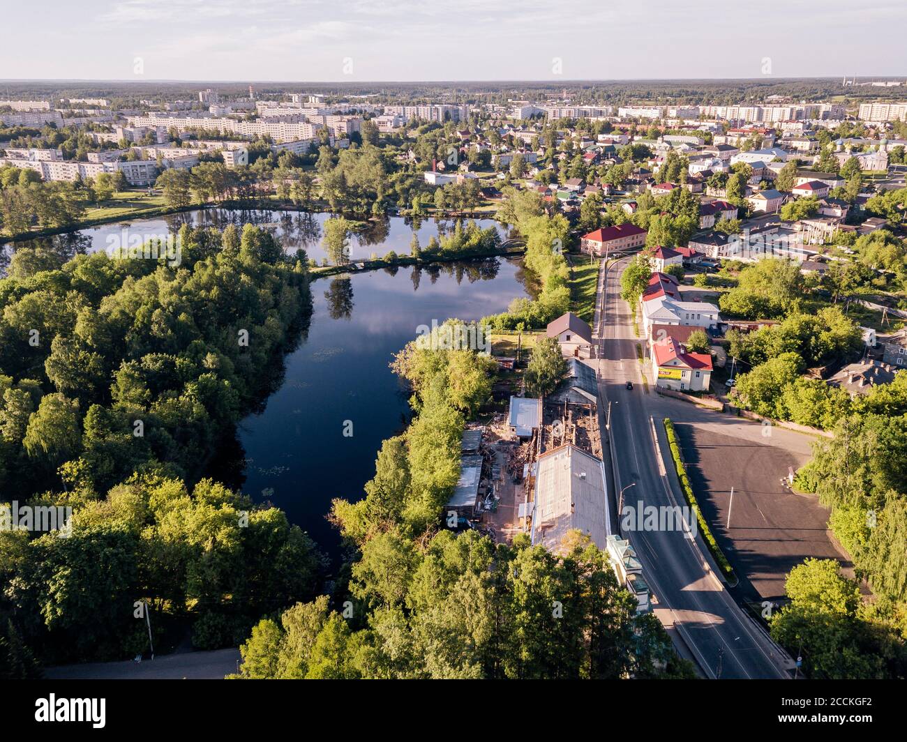 Russia, Oblast di Leningrado, Tikhvin, veduta aerea della strada lungo gli stagni di Tabori Foto Stock