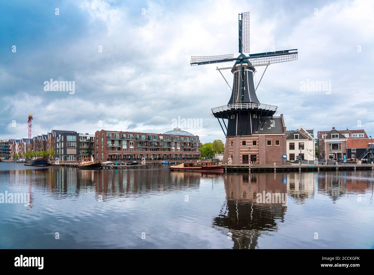 Paesi Bassi, Olanda settentrionale, Haarlem, canale fluviale Spaarne e mulino a vento De Adriaan Foto Stock
