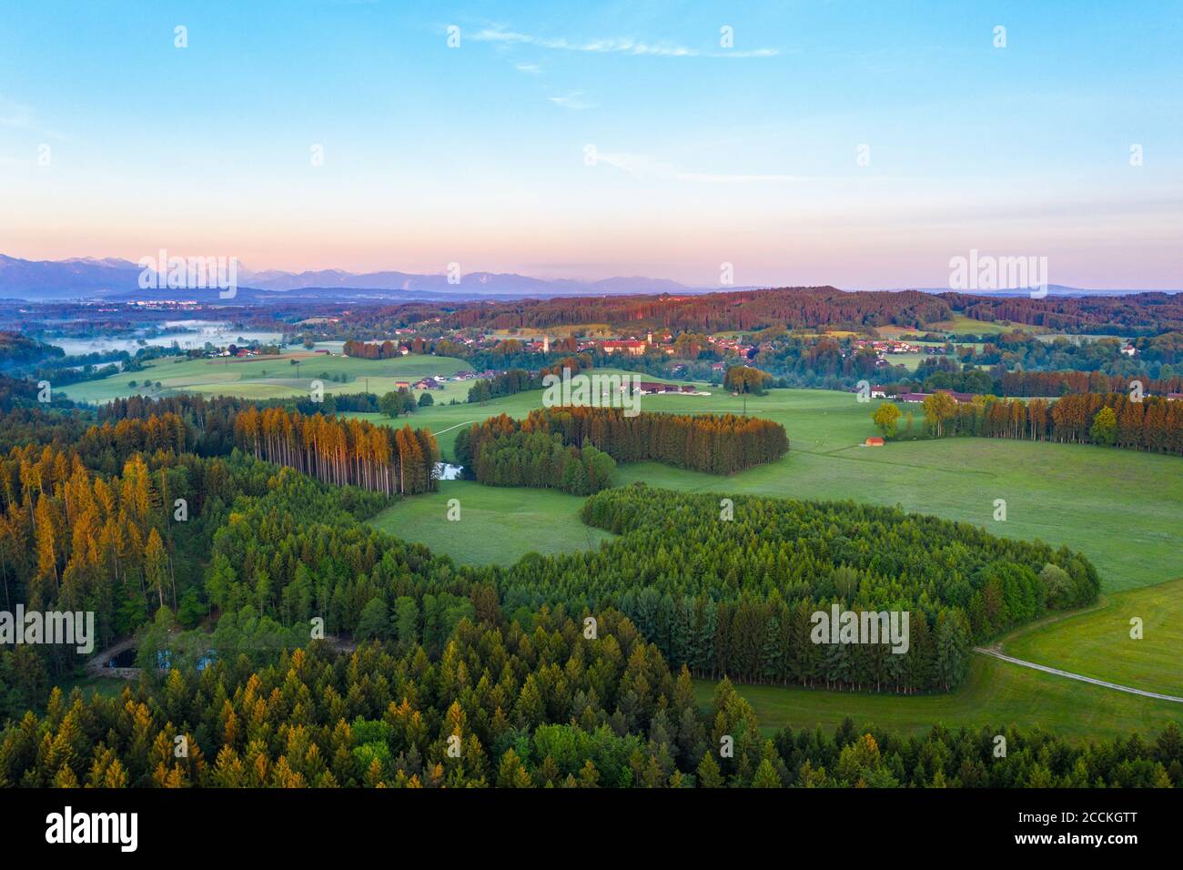 Germania, Baviera, alta Baviera, Tolzer Land, nei pressi di Eurasburg, Foresta e Beuerberg in luce mattutina, vista aerea Foto Stock