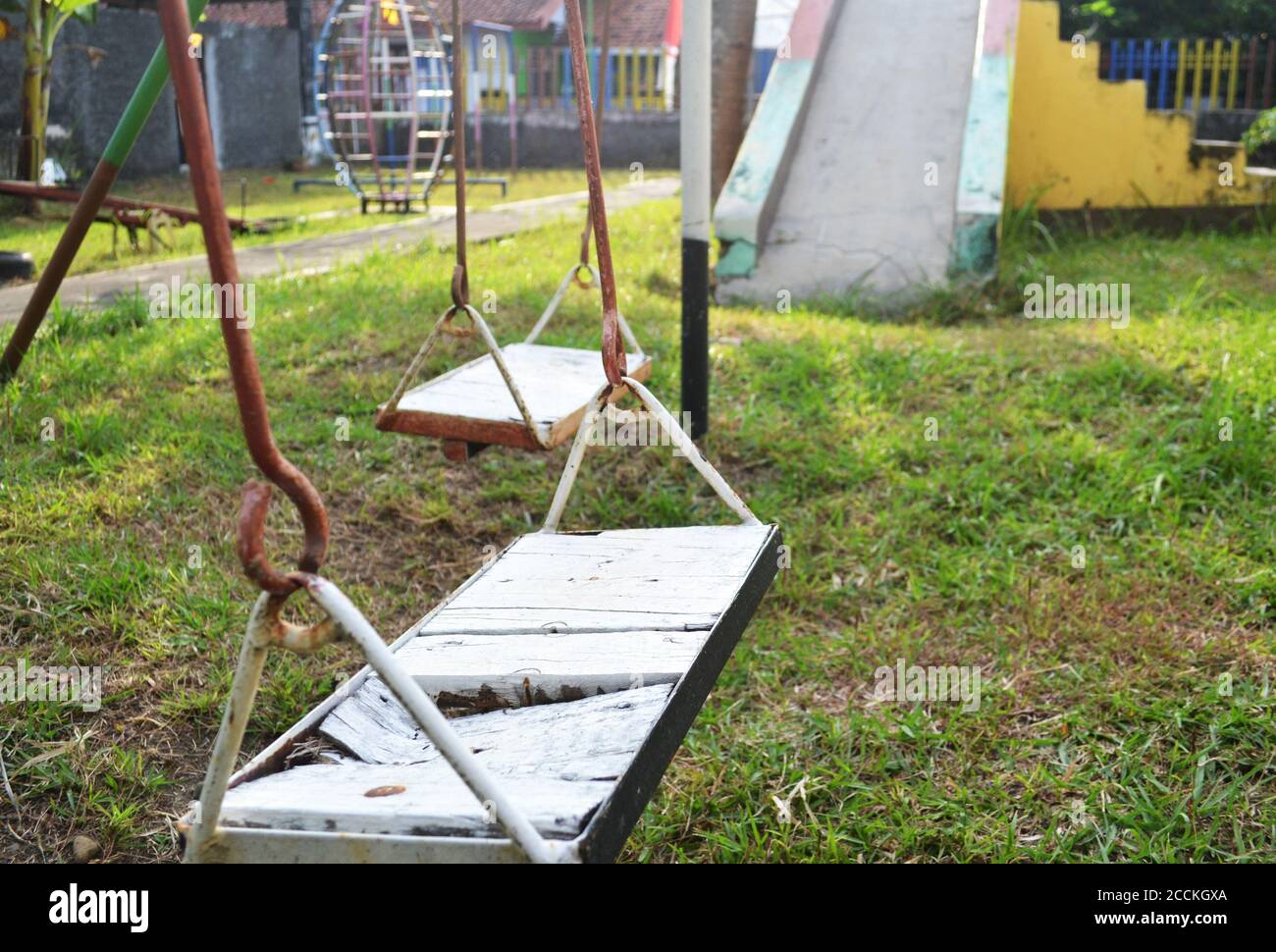 Rotazione vuota e parco giochi inutilizzato. La scuola non ha aperto a causa di malattia infettiva Pandemic Foto Stock