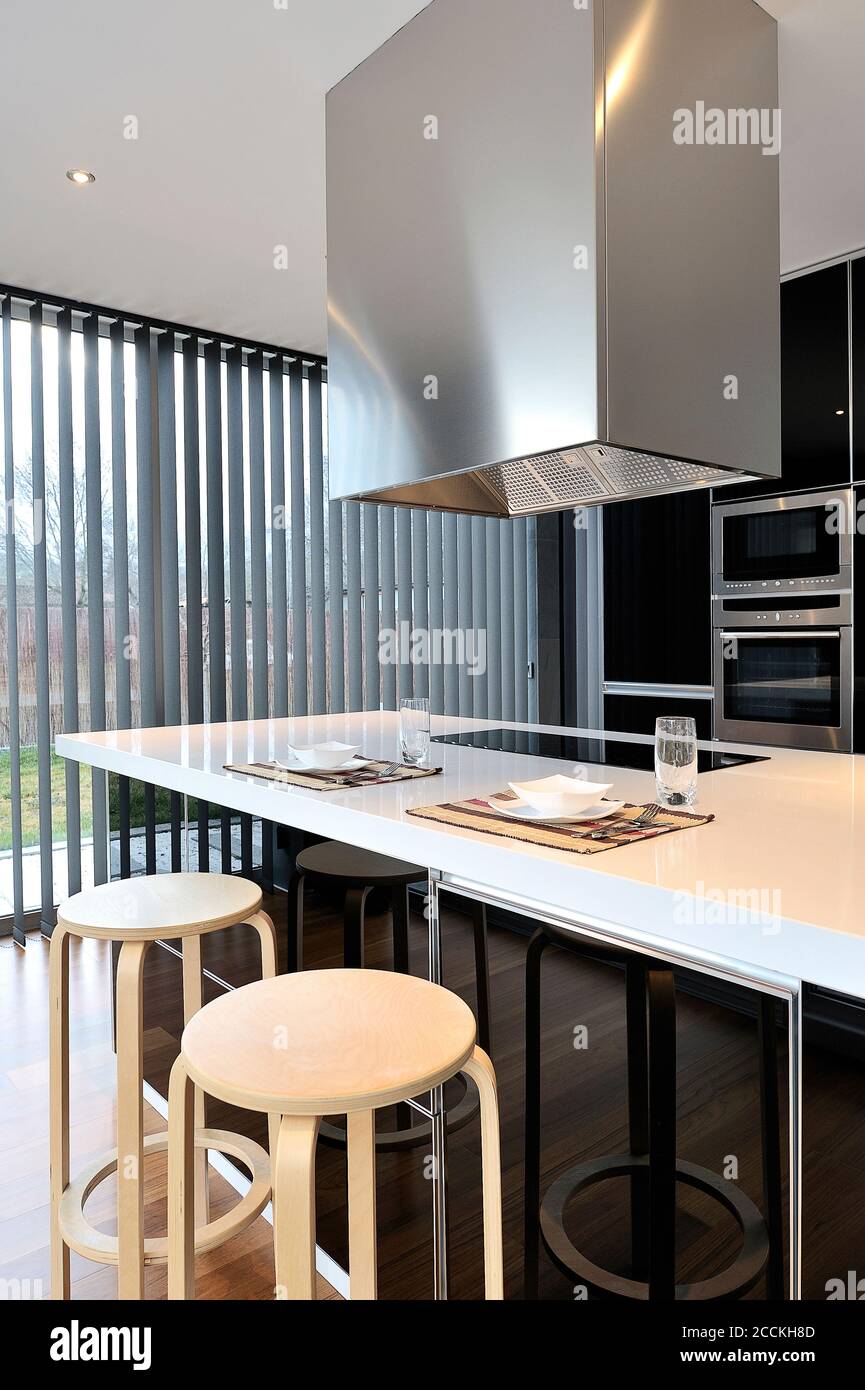 Isola cucina in casa moderna Foto Stock