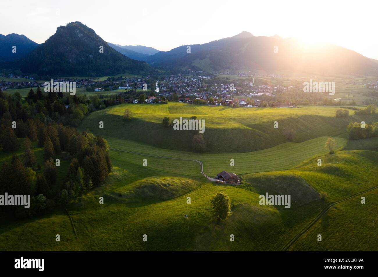 Veduta aerea di Pfronten al tramonto, Baviera, Germania Foto Stock