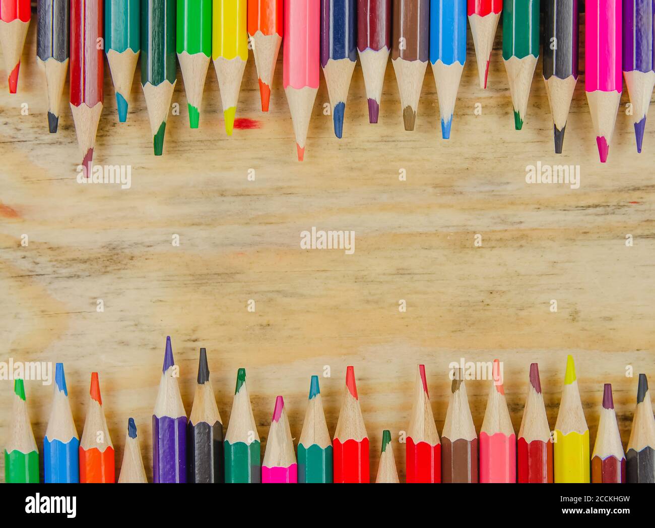 Sfondo con matite colorate e spazio per copiare spazio su uno sfondo di  legno, vista dall'alto. Sfondo artistico Foto stock - Alamy