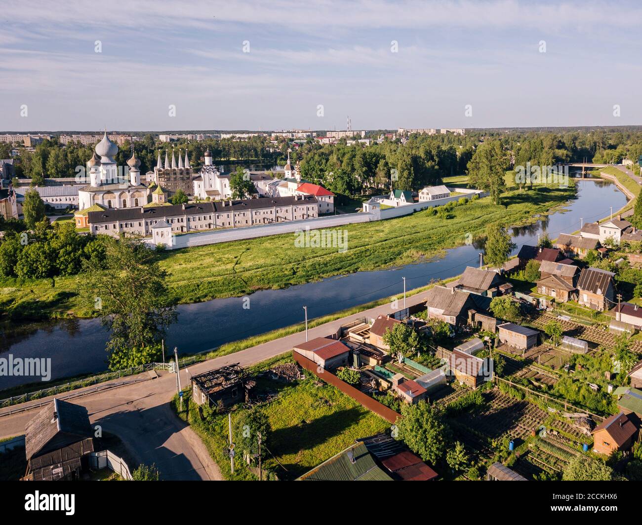Russia, Oblast di Leningrado, Tikhvin, veduta aerea del fiume Tikhvinka che si piega di fronte al monastero di Tikhvin della Dormizione della Madre di Dio Foto Stock