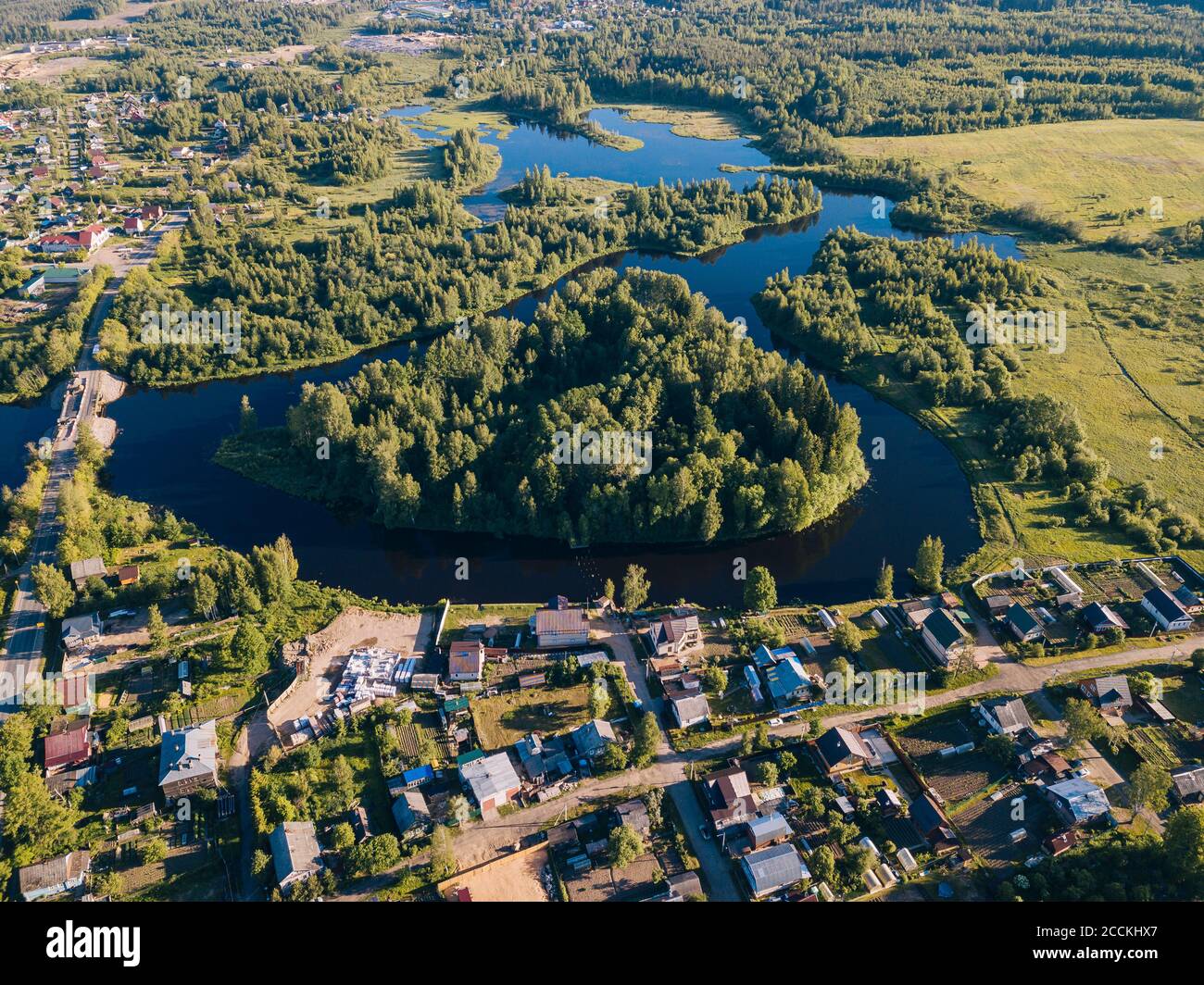 Russia, Oblast di Leningrado, Tikhvin, veduta aerea della città sulla riva del fiume Tikhvinka in estate Foto Stock