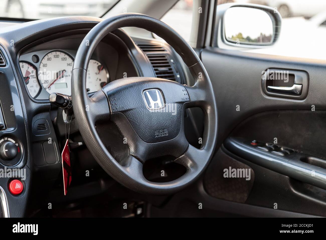Novosibirsk, Russia - 08.05.20: L'interno di una vecchia vettura giapponese  Honda Stream con vista sul cruscotto, volante, tachimetro e logo wi Foto  stock - Alamy