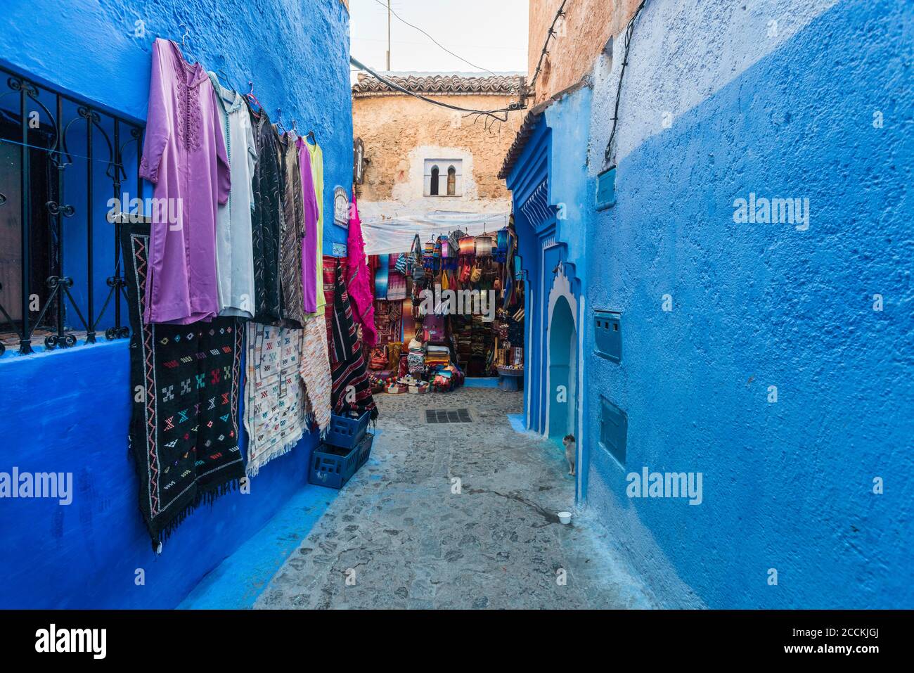 Vari beni in vendita sul mercato a Chefchaouen, Marocco Foto Stock