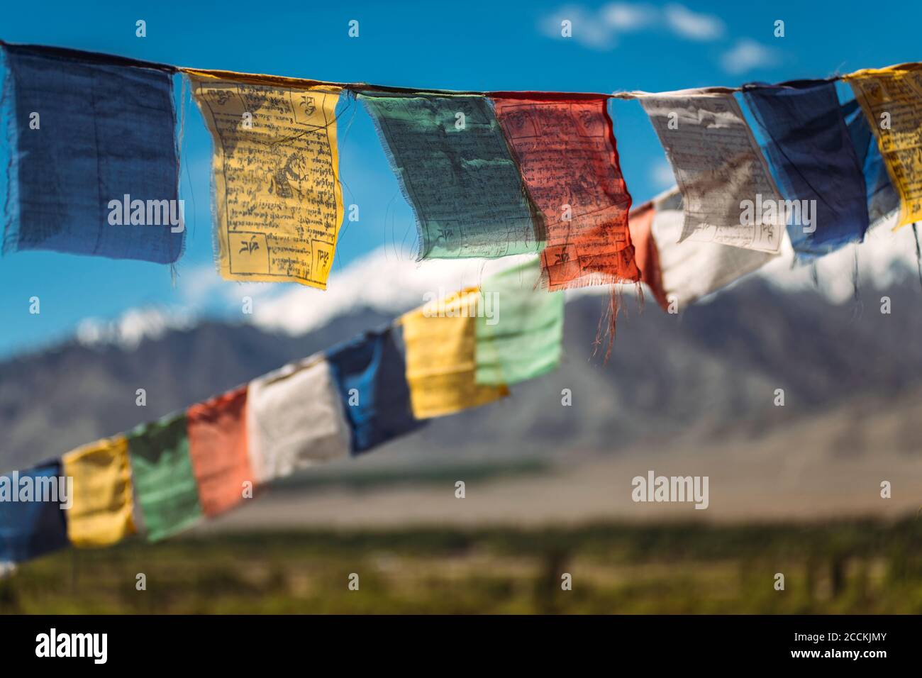 Bandiere di preghiera colorate appese all'aperto Foto Stock