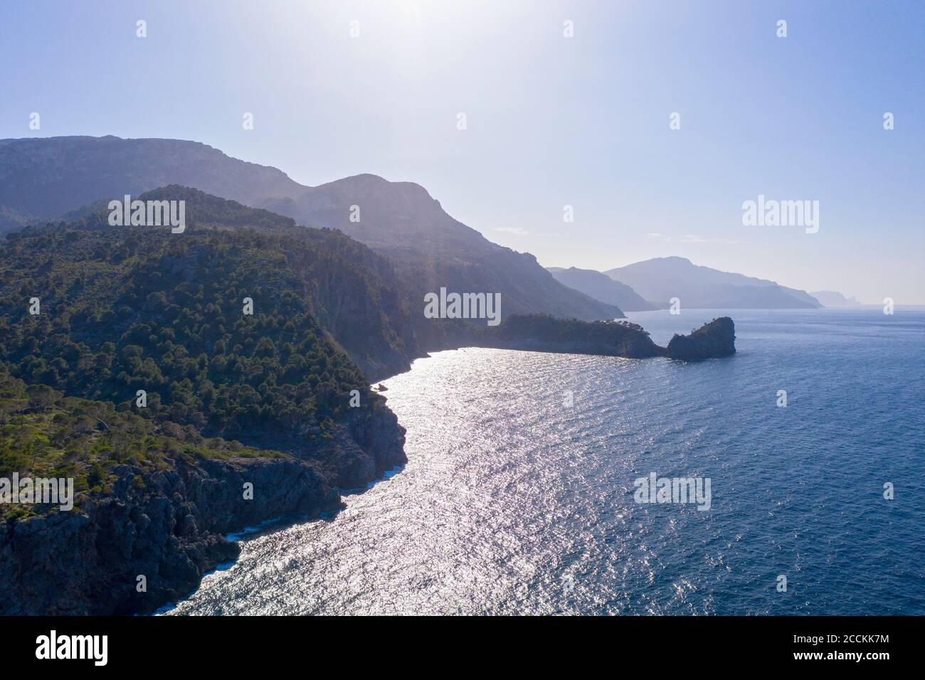 Spagna, Maiorca, Deia, Drone vista delle scogliere costiere di Serra de Tramuntana con la penisola di SA Foradada sullo sfondo Foto Stock