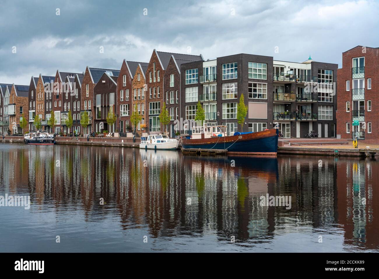 Olanda, Olanda del Nord, Haarlem, Case lungo il canale del fiume Spaarne Foto Stock