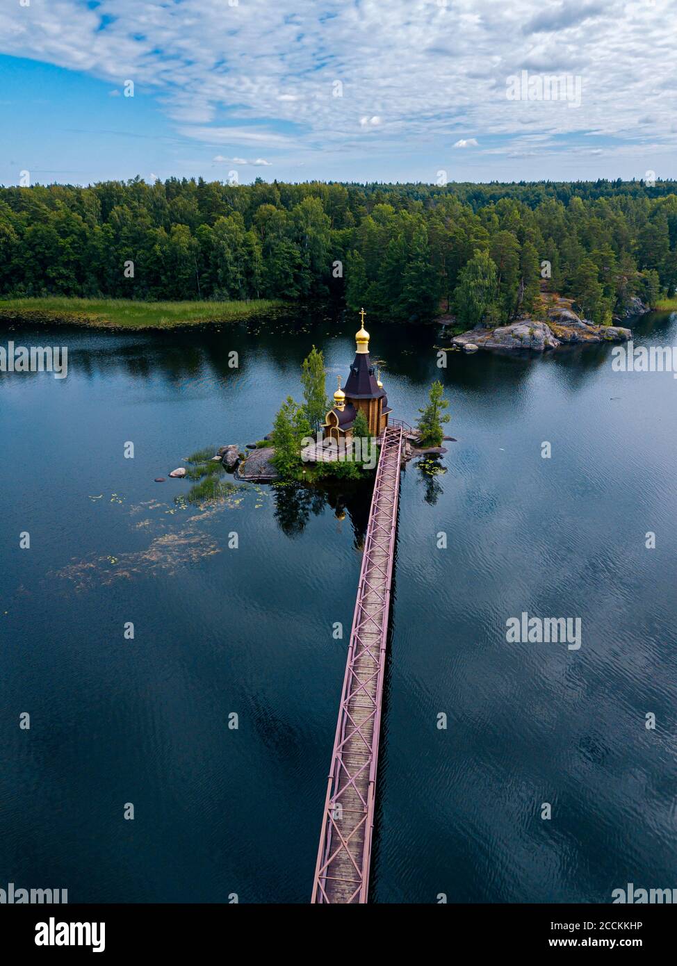 Russia, Oblast di Leningrado, veduta aerea della Chiesa di Sant'Andrea a Vuoksa in estate Foto Stock
