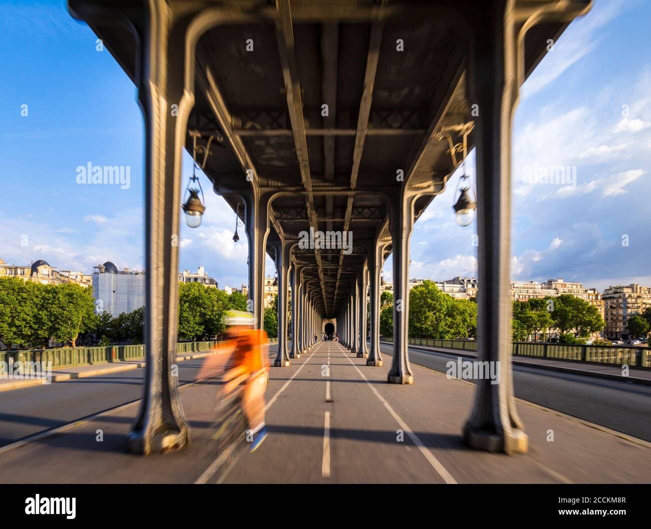 Pista ciclabile del ponte Bir-Hakeim a Parigi, Francia Foto Stock