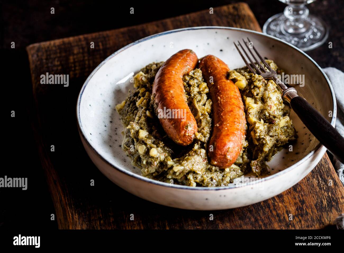 Piatto di salsicce affumicate con kale Foto Stock