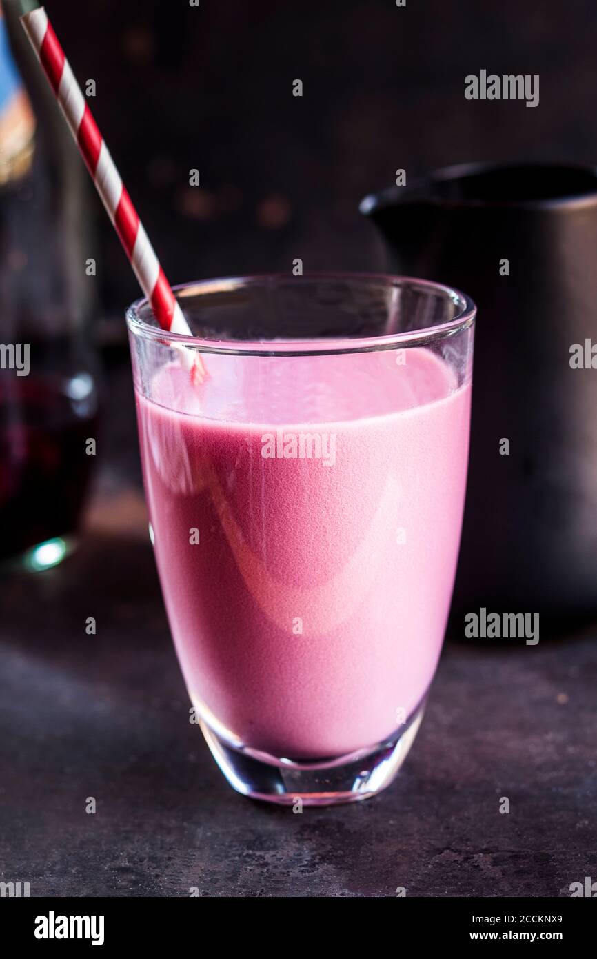 Latte di tè nero ghiacciato infuso di frutti di bosco Foto Stock