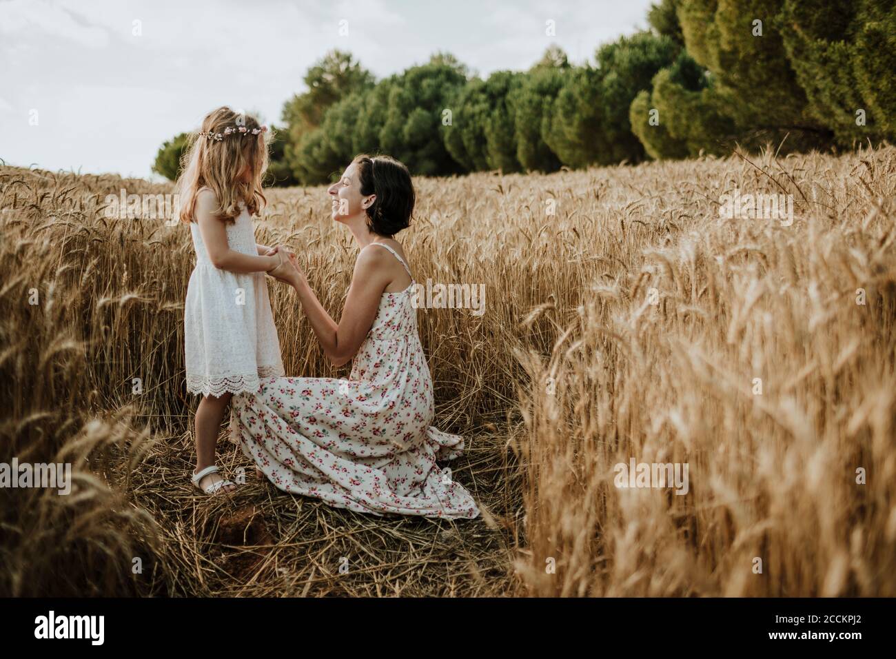 Madre e figlia che condividono buoni momenti in campo di grano Foto Stock