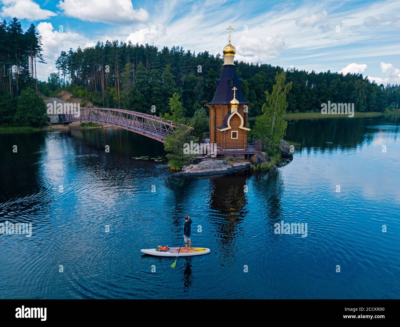Russia, Oblast di Leningrado, veduta aerea del paddleboarder passando la Chiesa di Sant'Andrea a Vuoksa Foto Stock