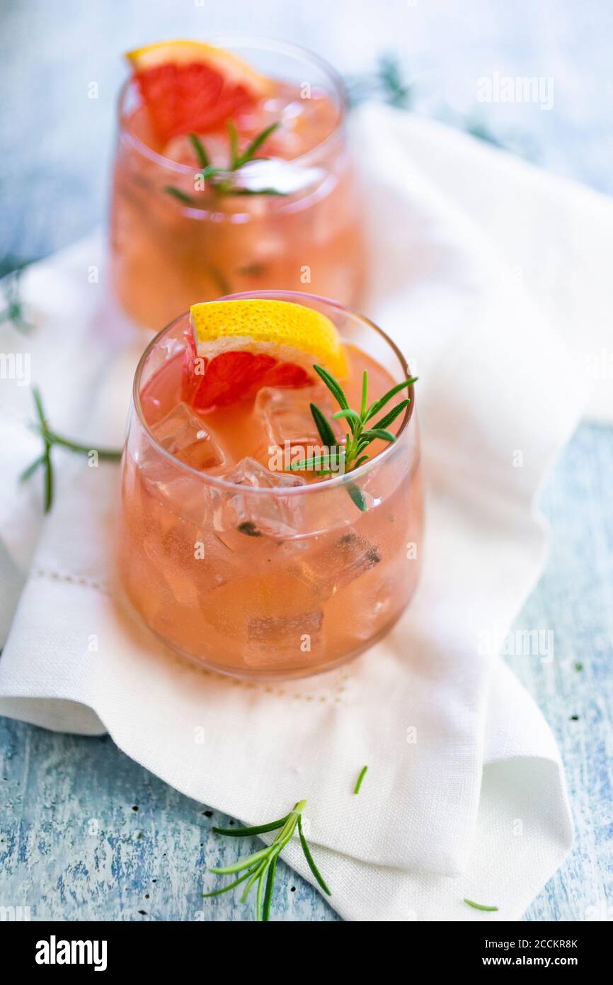 Bicchieri di succo di pompelmo fresco Foto Stock