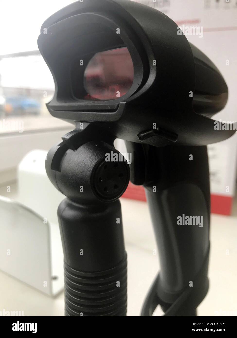 Scanner per codici a barre laser per la tecnologia di fabbrica del magazzino per l'industria logistica. Lettore di scatole di scansione Foto Stock