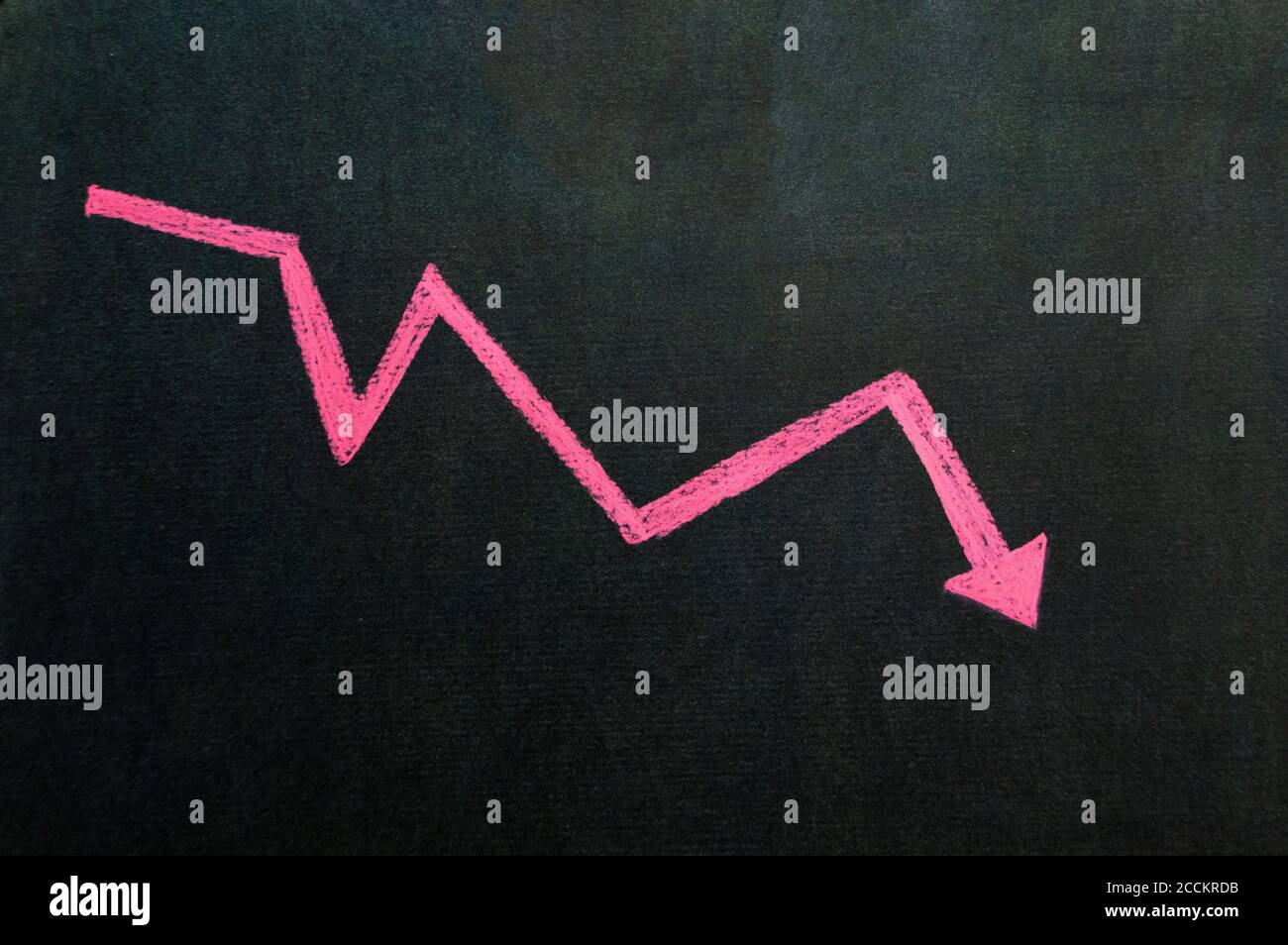 Freccia rossa goccia business finanza concetto di mercato su sfondo nero. Grafico recessione giù crash stock Foto Stock