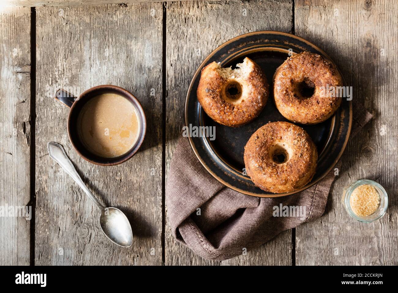 Ciambelle fatte in casa con zucchero e cannella Foto Stock