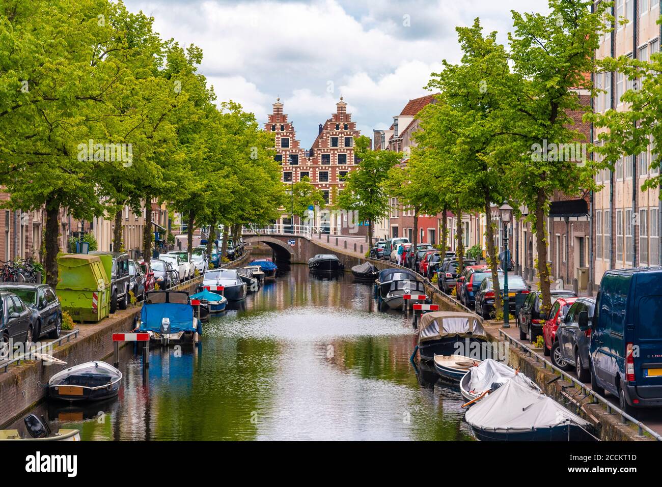 Olanda, Olanda del Nord, Haarlem, Barche ormeggiate lungo il canale della città Foto Stock