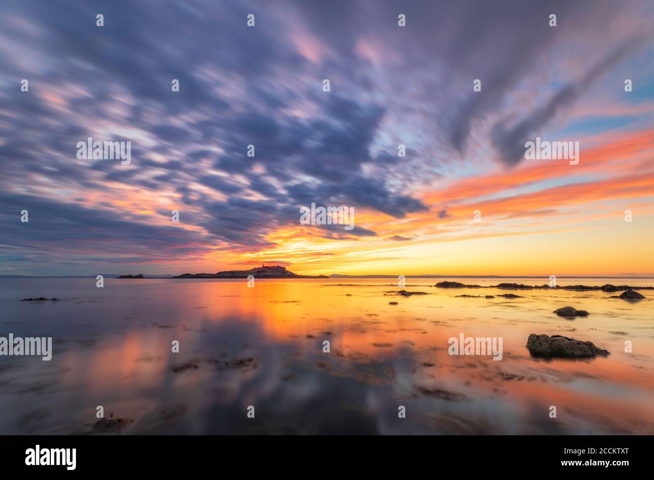 Vista tranquilla di Yellowcraigs Beach contro il cielo nuvoloso, East Lothian, Scozia durante il tramonto Foto Stock