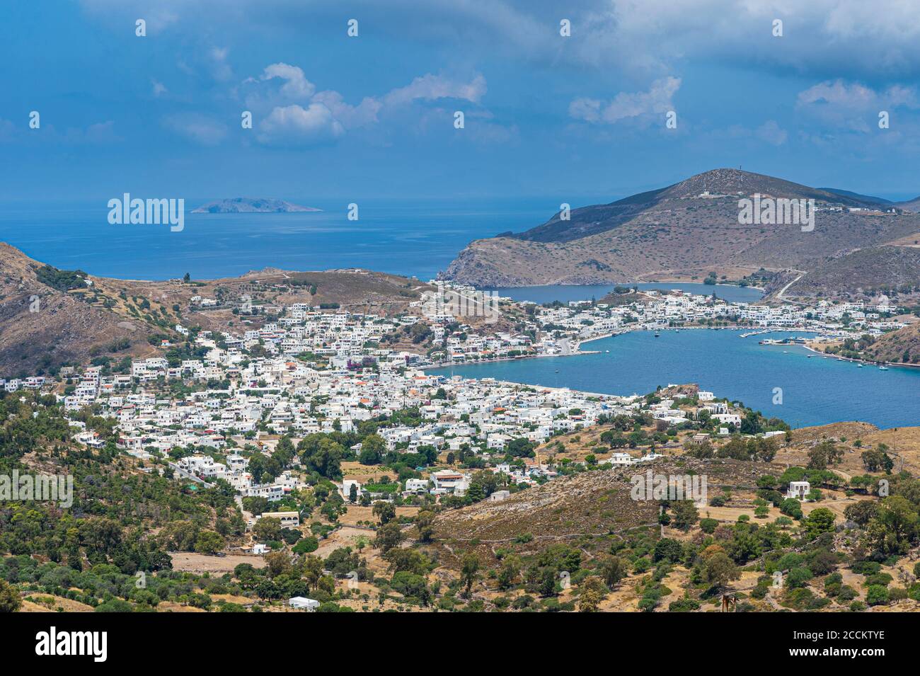 Grecia, Sud Egeo, Patmos, città costiera in estate Foto Stock