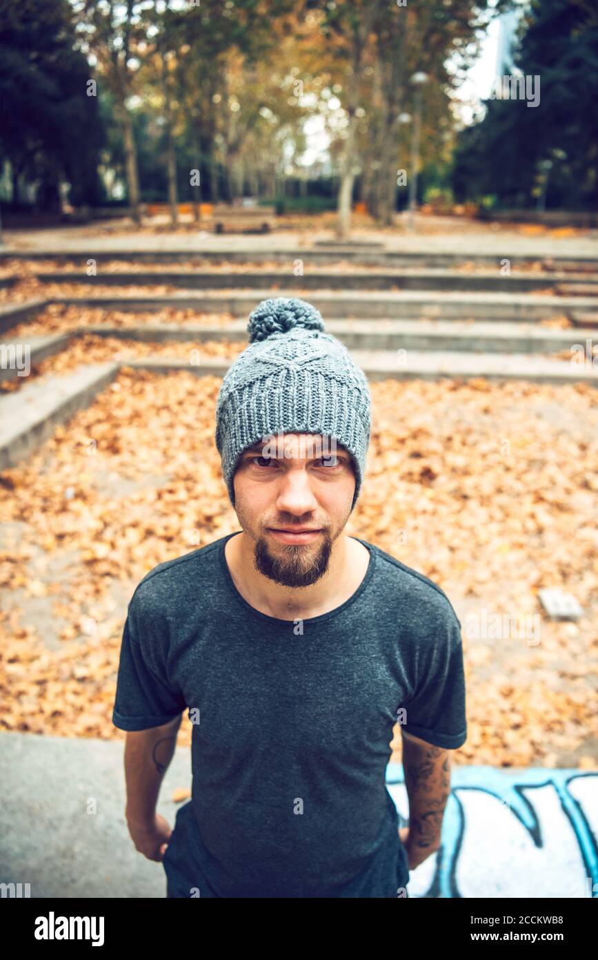 Uomo in piedi nel parco durante l'autunno Foto Stock