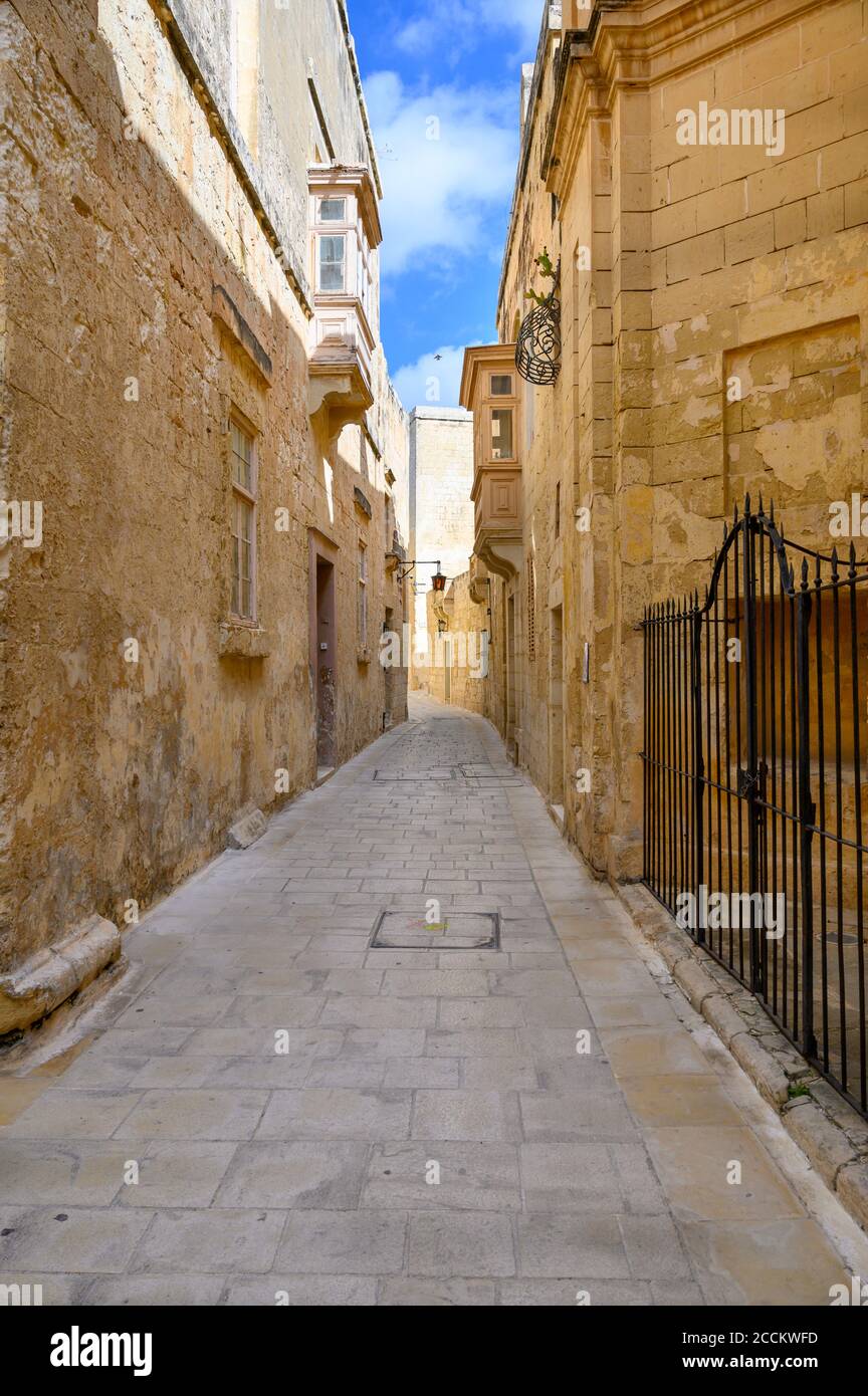 Strada senza traffico nell'antica città maltese di Mdina Sull'isola di Malta Foto Stock