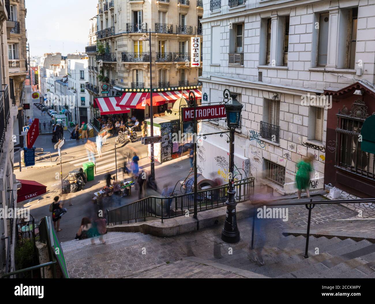 Turisti su gradini di Montmartre a Parigi, Francia Foto Stock