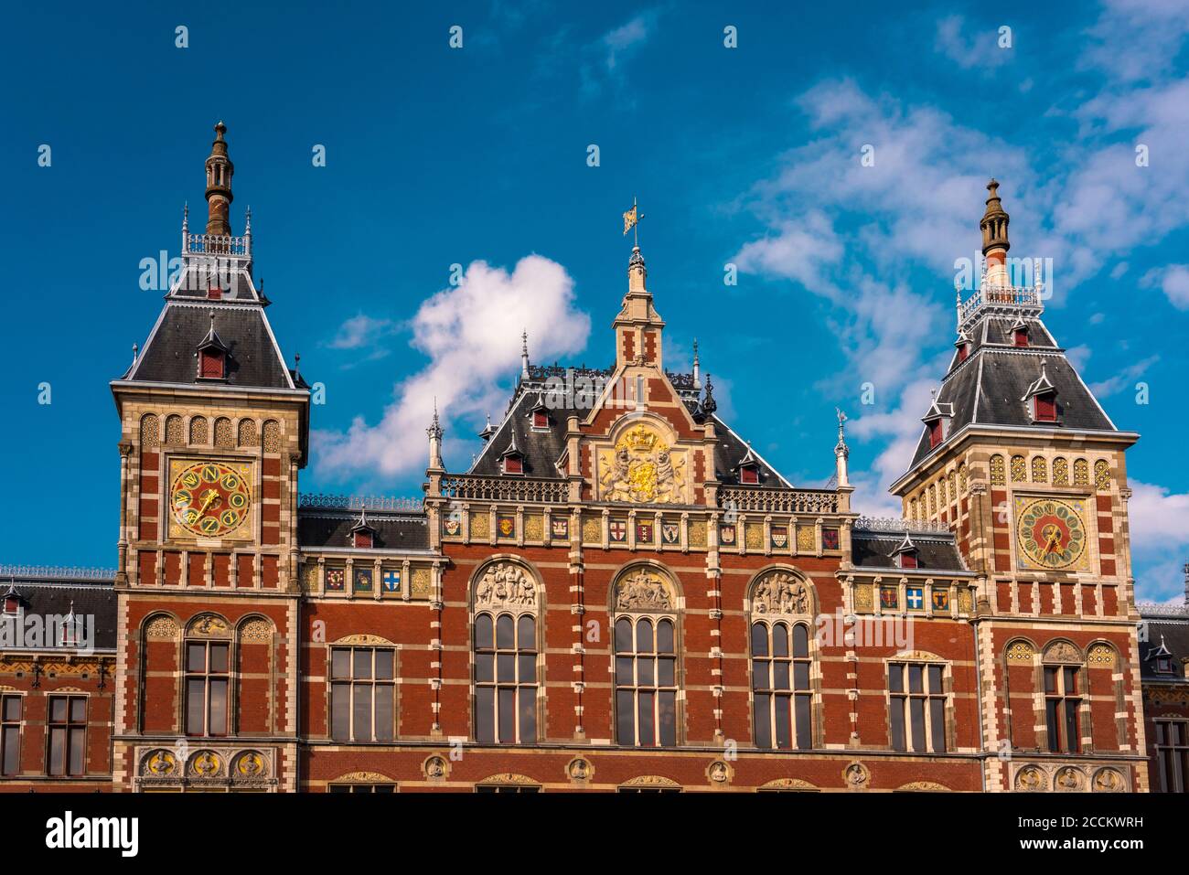 Olanda, Olanda del Nord, Amsterdam, esterni decorati della stazione ferroviaria centrale di Amsterdam Foto Stock