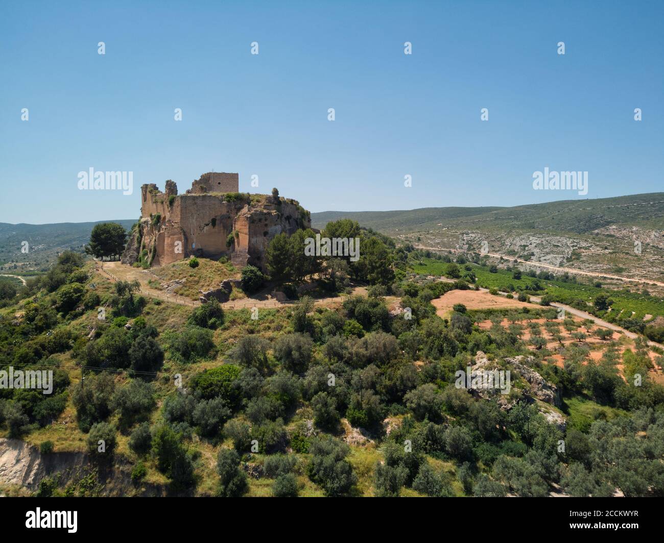 Alto in alto fotografia drone punto di vista delle rovine del castello di Montesa situato sulla collina contro il cielo blu, comune nella comarca di Foto Stock