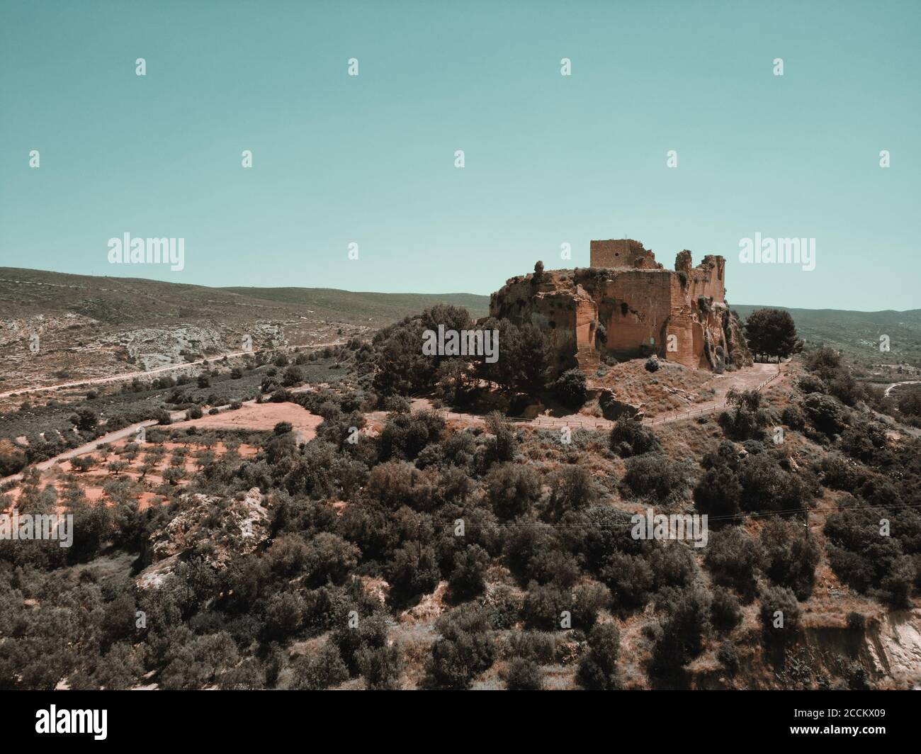 Alto in alto fotografia drone punto di vista delle rovine del castello di Montesa situato sulla collina contro il cielo blu, comune nella comarca di Foto Stock