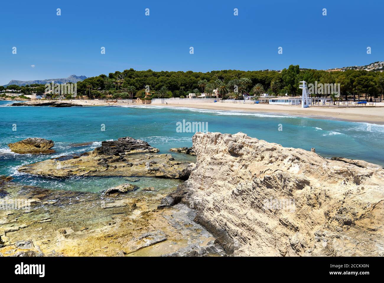 Spiaggia di Moraira durante la soleggiata giornata estiva, città costiera spagnola. Spagna Foto Stock