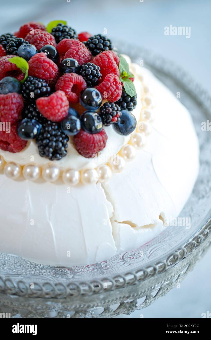 Torta Pavlova. Dessert per colazione. Foto Stock