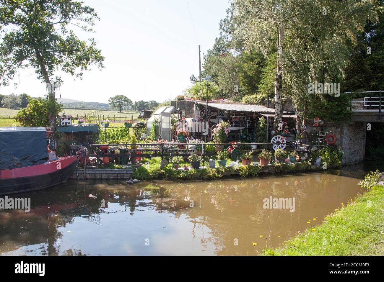 Imbarcazione e giardino ormeggiati in modo permanente sul canale di Macclesfield Higher Poynton Cheshire Inghilterra Foto Stock