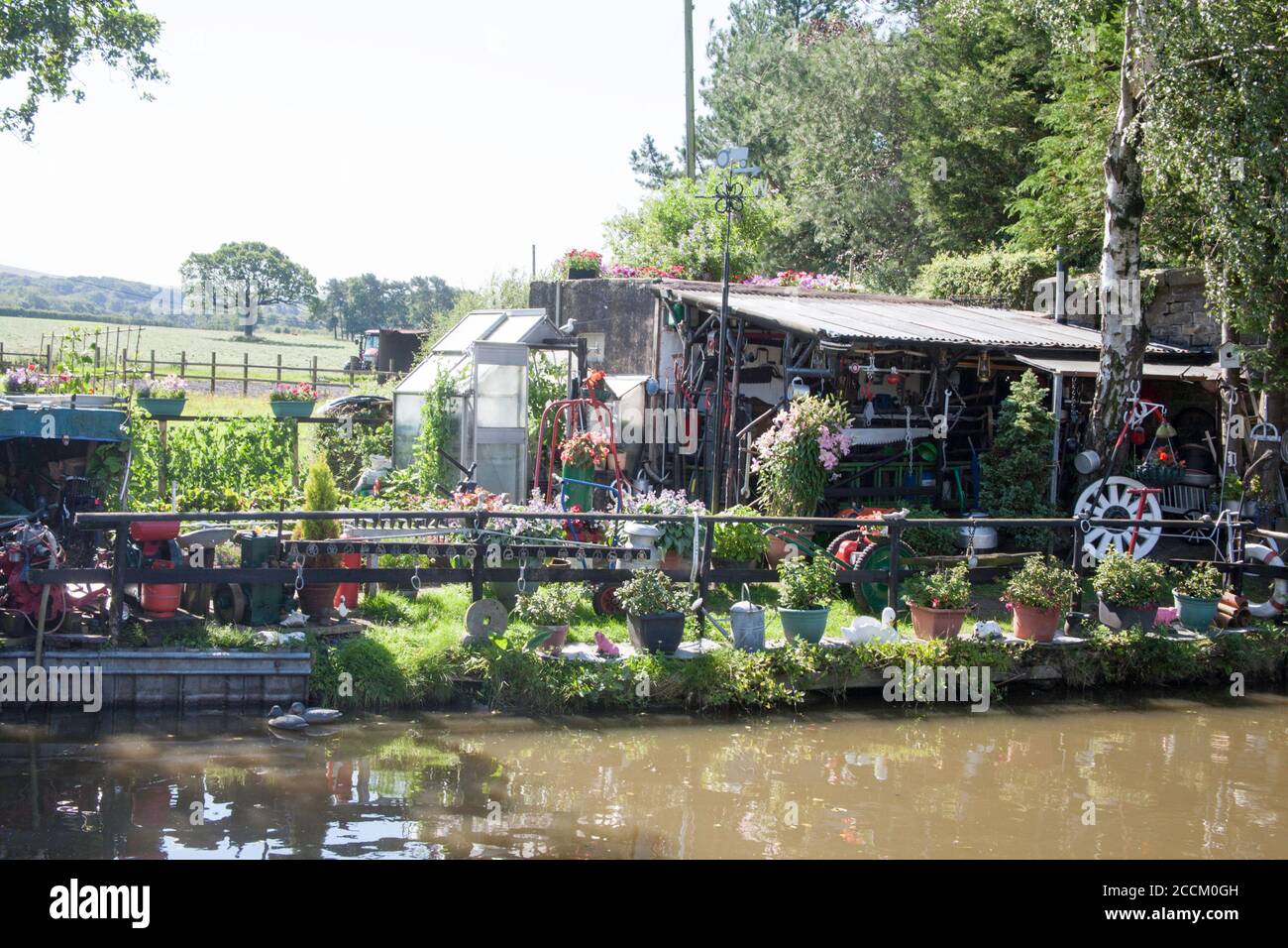 Imbarcazione e giardino ormeggiati in modo permanente sul canale di Macclesfield Higher Poynton Cheshire Inghilterra Foto Stock