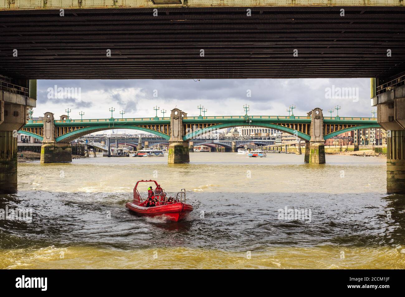 Tamigi River, Londra, 2020. Red Thames River Speed Boat che si snoda lungo il Tamigi con i turisti. Si tratta di un modo popolare e divertente di vedere il fiume Foto Stock