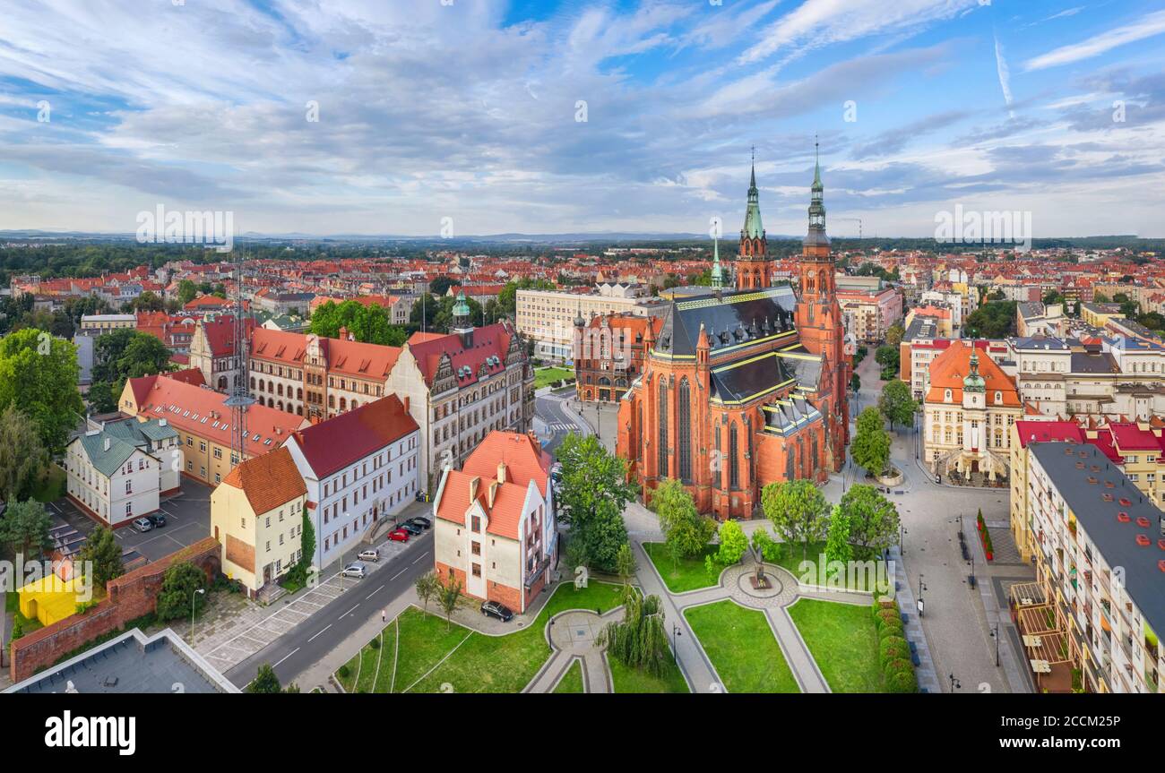 Legnica, Polonia. Panorama aereo della città con la cattedrale di San Pietro e Paolo Foto Stock