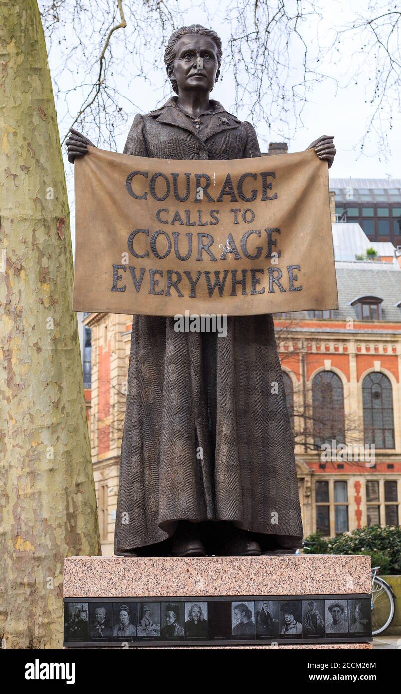 Suffragist Millicent Fawcett in Parliament Square, Londra, 2020. È l'unica statua nella piazza di una donna, ed è anche l'unica che era de Foto Stock