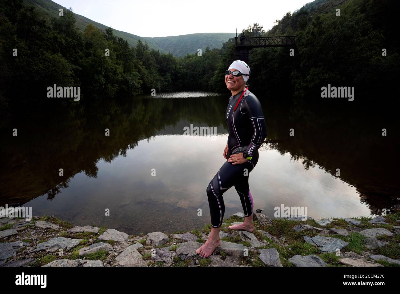 Il rappresentante dell'atleta Great Britain Triathlon Jess Harvey si allena in un lago d'acqua aperta Foto Stock