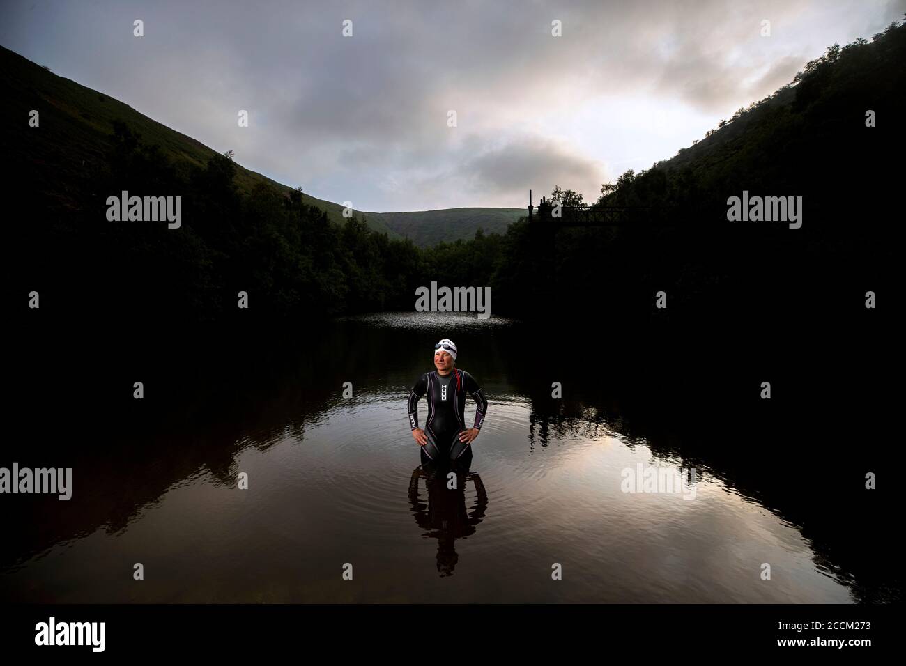 Il rappresentante dell'atleta Great Britain Triathlon Jess Harvey si allena in un lago d'acqua aperta Foto Stock