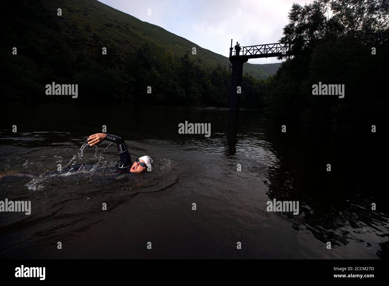 Il rappresentante dell'atleta Great Britain Triathlon Jess Harvey si allena in un lago d'acqua aperta Foto Stock