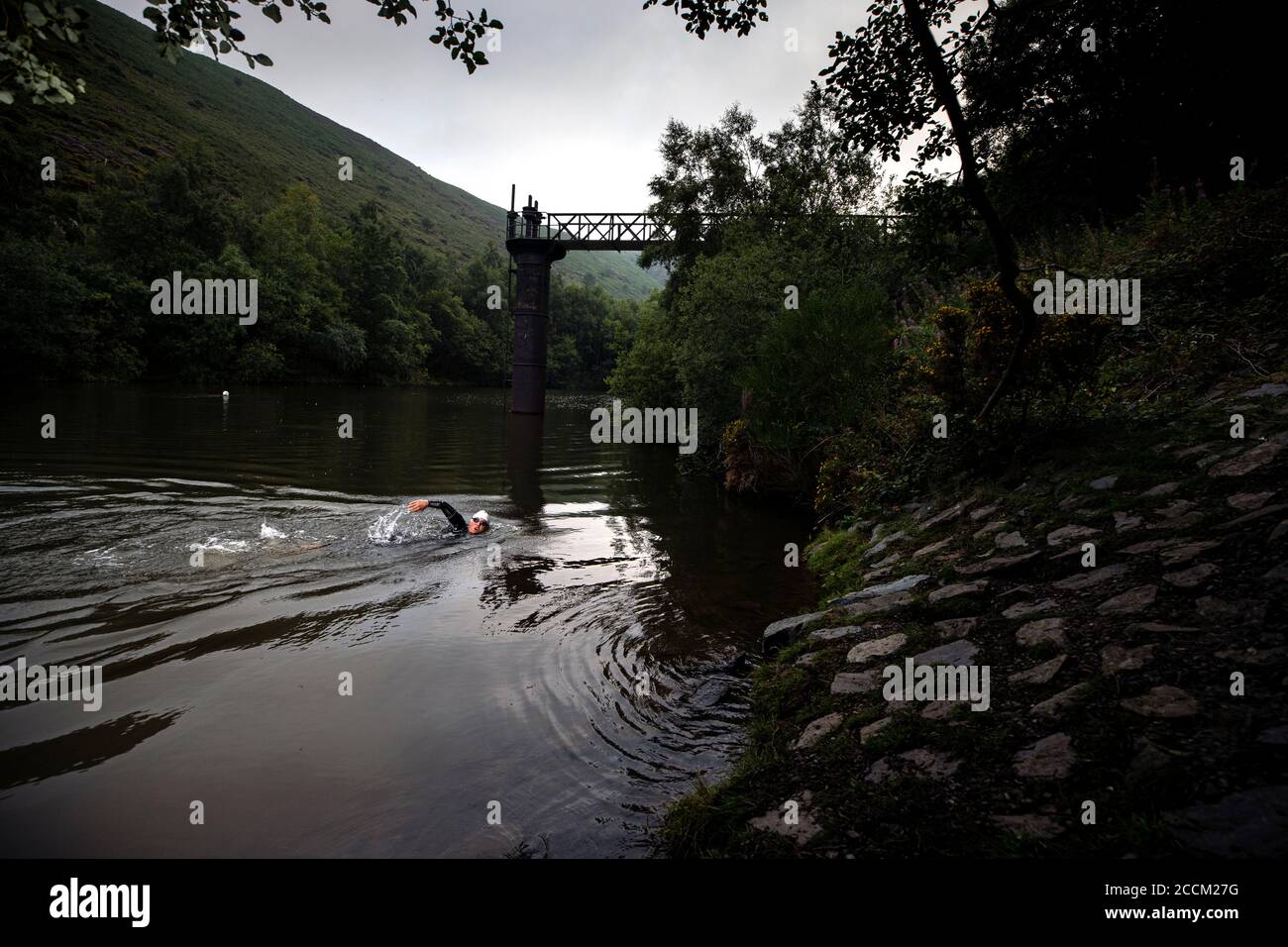 Il rappresentante dell'atleta Great Britain Triathlon Jess Harvey si allena in un lago d'acqua aperta Foto Stock