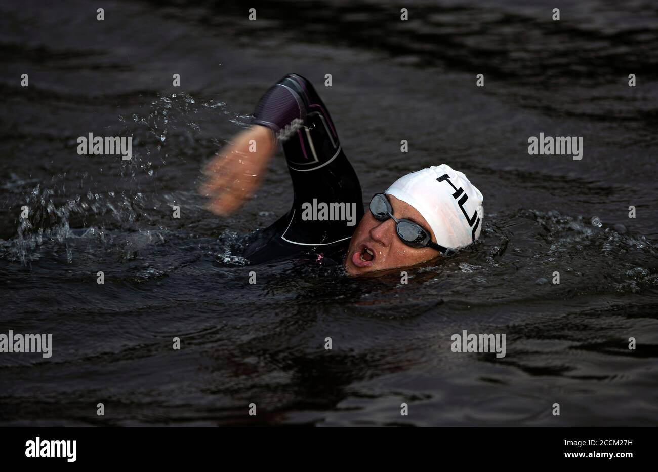 Il rappresentante dell'atleta Great Britain Triathlon Jess Harvey si allena in un lago d'acqua aperta Foto Stock